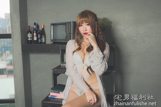 火辣爆乳系女友!中路大开「美乳溢出」,往前倾「深沟超诱人」! - 第6张 火辣爆乳系女友!中路大开「美乳溢出」,往前倾「深沟超诱人」! - 第6张