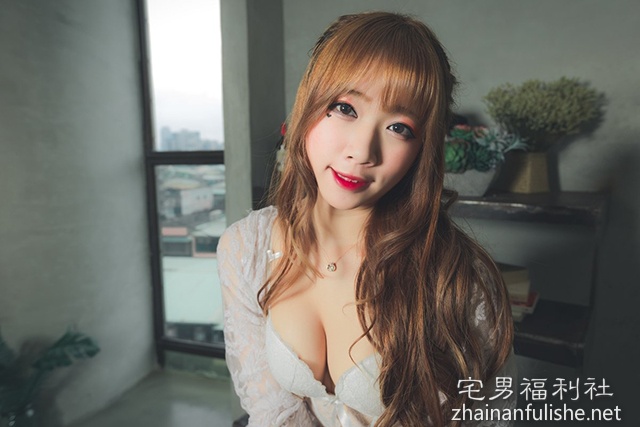 火辣爆乳系女友!中路大开「美乳溢出」,往前倾「深沟超诱人」! - 第20张 火辣爆乳系女友!中路大开「美乳溢出」,往前倾「深沟超诱人」! - 第20张