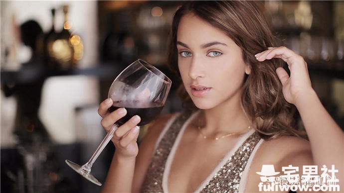 金发造型回归!靓丽性感的美国女尤 Uma Jolie - 第4张 金发造型回归!靓丽性感的美国女尤 Uma Jolie - 第4张