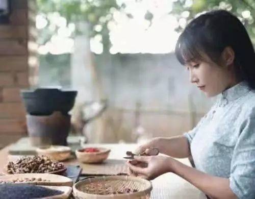 李子柒的有幕后团队帮她吗?李子柒的视频是包装出来的吗?