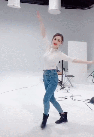 正如宅男君的猜测,马蓉正式宣布出道了