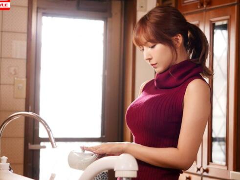 SSNI-703 老公烂醉如泥(三上悠亚)躲到被子里偷啃小鲜肉!