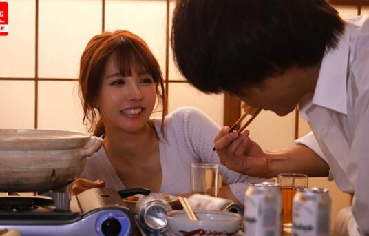 SSNI-703 老公烂醉如泥(三上悠亚)躲到被子里偷啃小鲜肉!