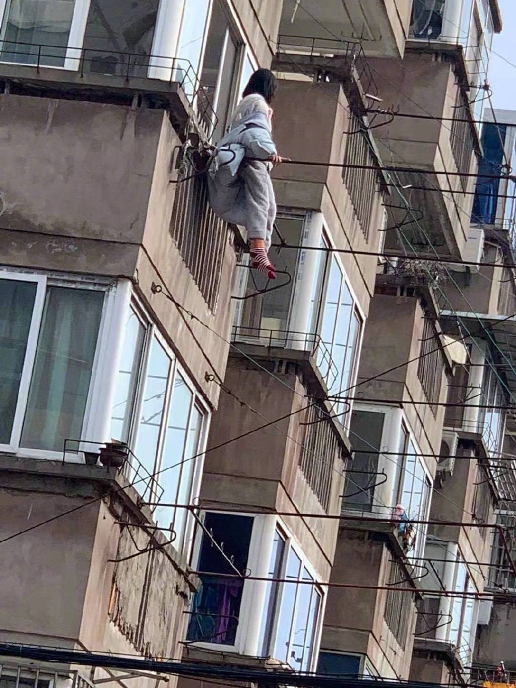 别人阳台晒衣服,浙江小区阳台晒**娃