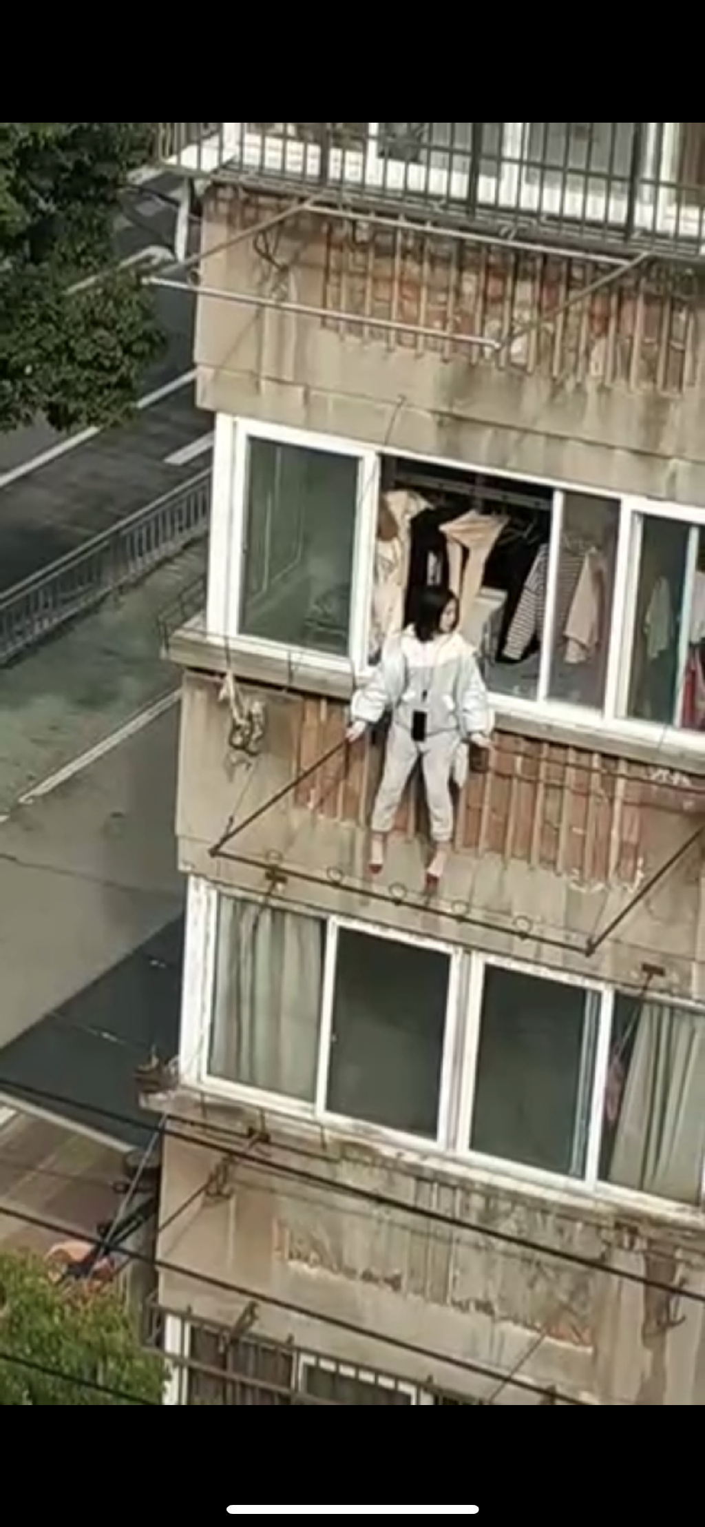 别人阳台晒衣服,浙江小区阳台晒**娃
