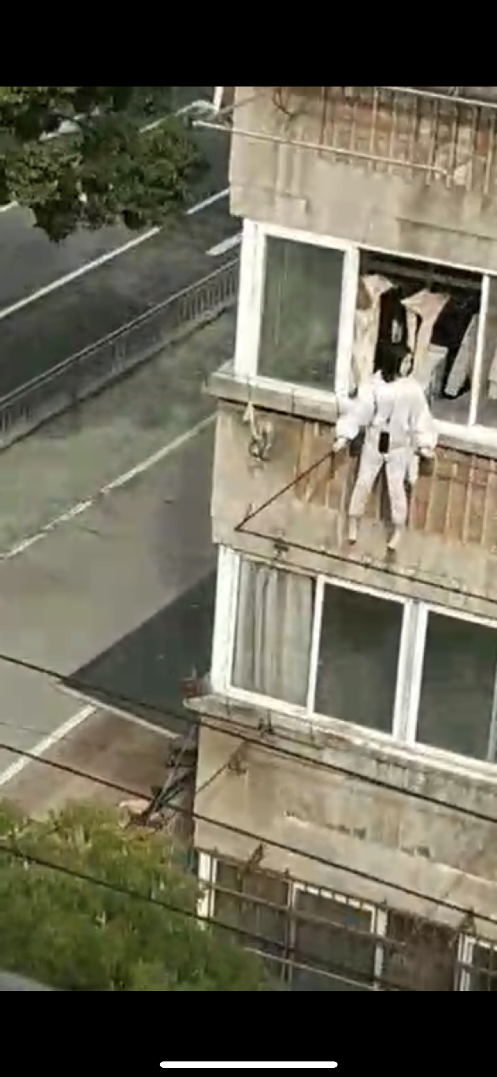 别人阳台晒衣服,浙江小区阳台晒**娃