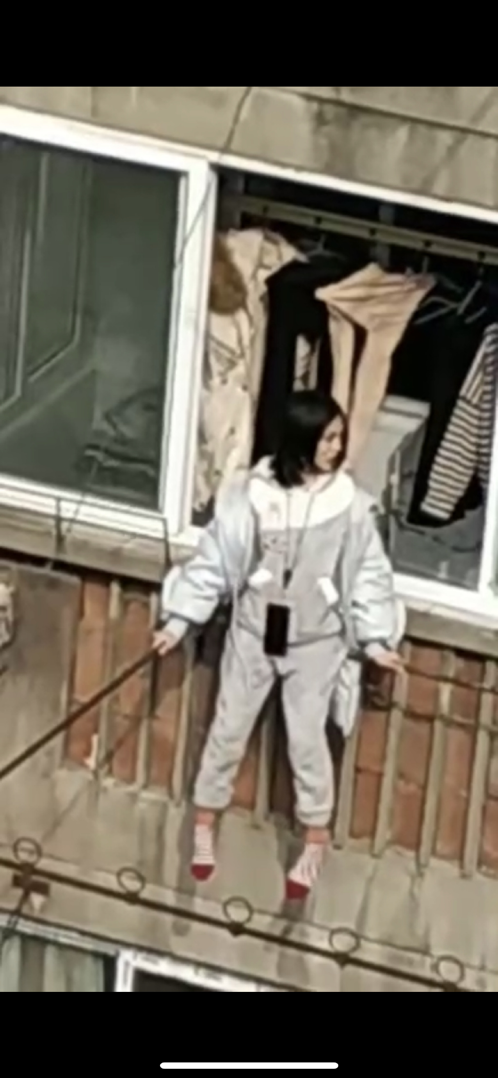 别人阳台晒衣服,浙江小区阳台晒**娃