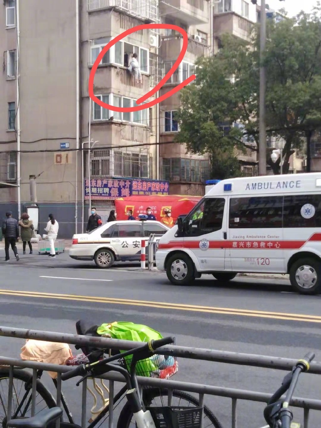 别人阳台晒衣服,浙江小区阳台晒**娃