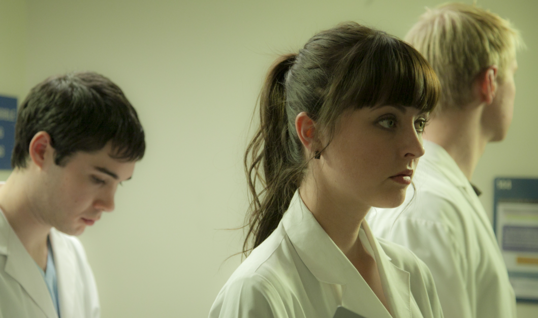手术刀下的复仇：电影《American Mary》如何重塑恐怖的定义-星玉馆