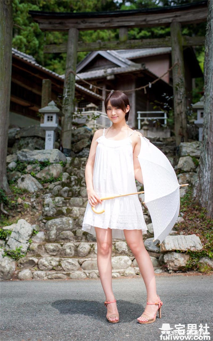 自称“砧板”的A-Cup写真偶像铃木咲 - 第3张