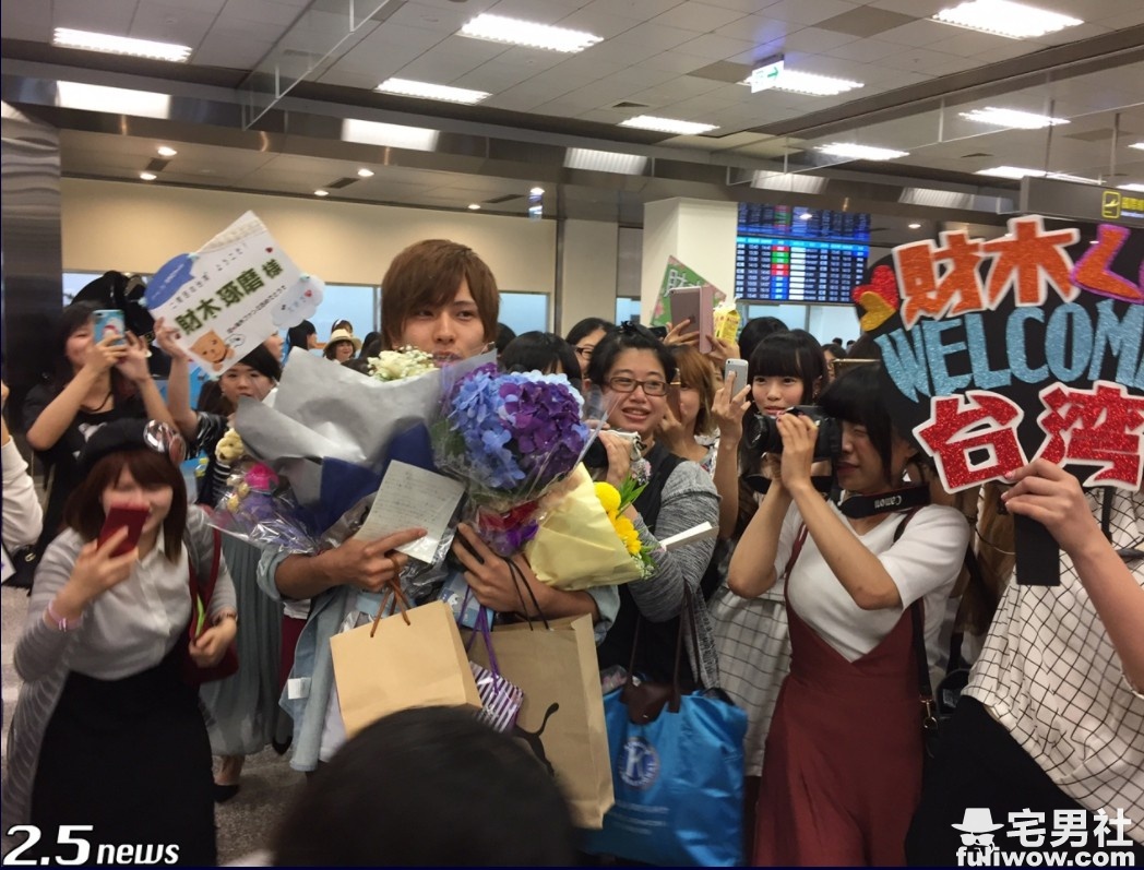 图片[4]-演员《财木琢磨》粉丝见面会，反差萌爆粉丝心-星玉馆