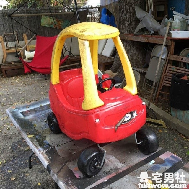 图片[2]-牛叉老爸把娃娃车改造成《疯狂麦斯》里的超威铠甲车！-星玉馆