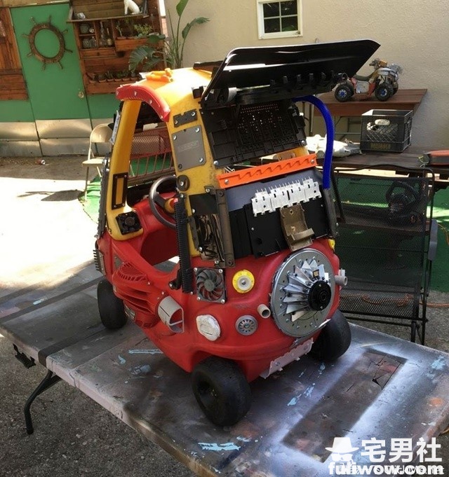 图片[3]-牛叉老爸把娃娃车改造成《疯狂麦斯》里的超威铠甲车！-星玉馆