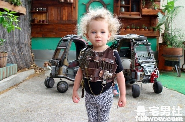 图片[6]-牛叉老爸把娃娃车改造成《疯狂麦斯》里的超威铠甲车！-星玉馆
