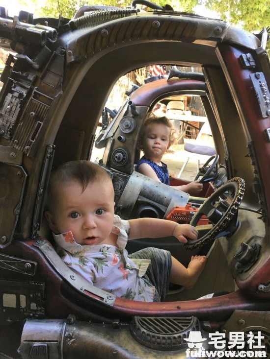 图片[11]-牛叉老爸把娃娃车改造成《疯狂麦斯》里的超威铠甲车！-星玉馆