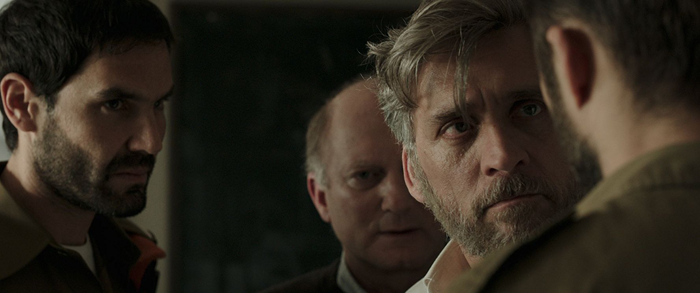 《今天跳舞不打仗》：黑暗中「慢」舞。 - 第2张