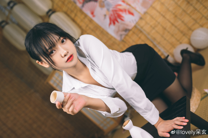 知名cosplay博主@lovely呆玄 看着真让人馋-星玉馆