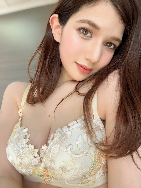 F奶混血女优《Lauren花恋》精选作品推荐封面及剧情图片介绍-星玉馆