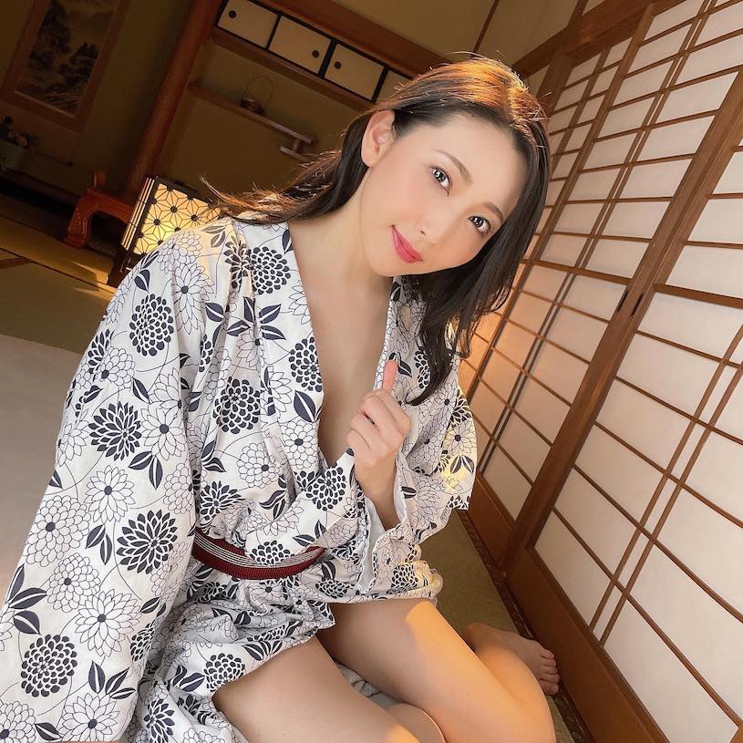 图片[3]-高颜值熟女《妃光莉》精选作品推荐封面及剧情图片介绍-星玉馆