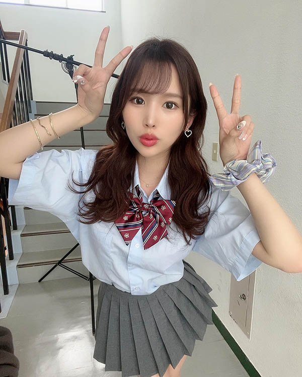 细腰巨乳学生妹《新井里真》精选作品推荐封面及剧情图片介绍-星玉馆